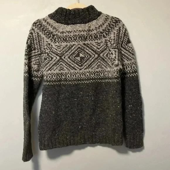 Cozy Women's Gray Patterned Sweater - Picture 4 of 4